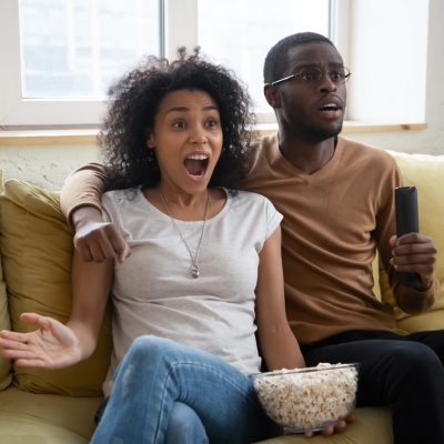 Foto de um casal vendo TV